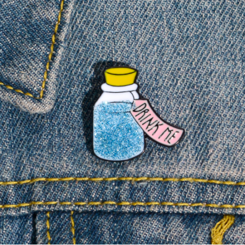 Купить значок "Drink me" на одежду в Минске
