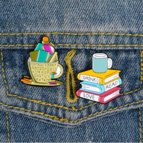 Купить значок "Книги и кофе" 25 мм на одежду в Минске