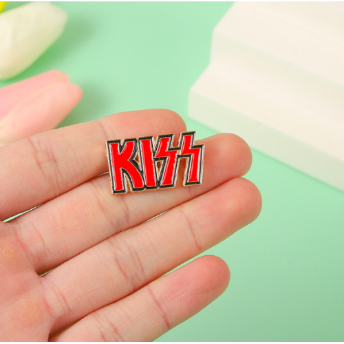 Купить значок "KISS" на одежду в Минске